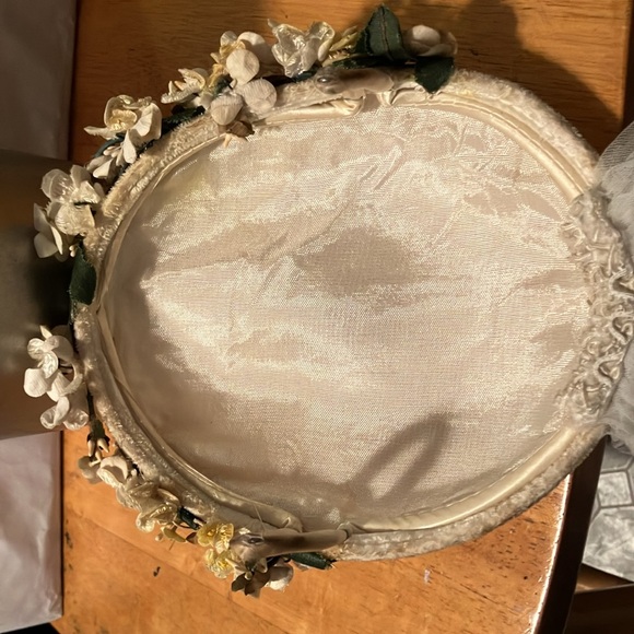 Lovely vintage crème satin like hat with flower band , satin bow n short back - Picture 7 of 9